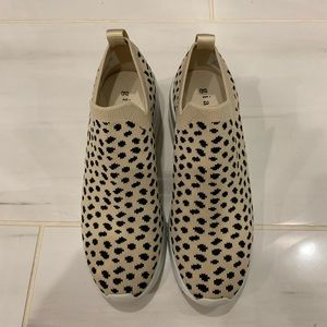 GIANNI BINI SNEAKERS. Cream/black combo. Size 6.